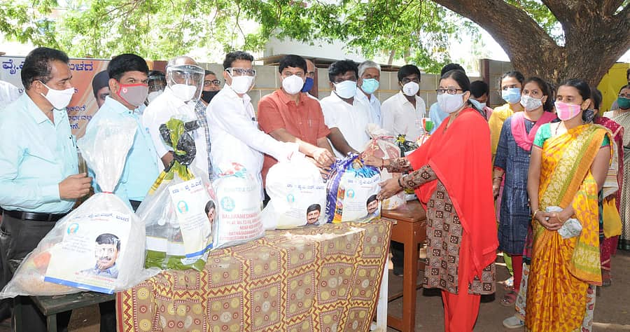 ತುಮಕೂರಿನಲ್ಲಿ ಖಾಸಗಿ ಅನುದಾನ ರಹಿತ ಶಾಲಾ ಶಿಕ್ಷಕರಿಗೆ ದಿನಸಿ ಪದಾರ್ಥಗಳ ಕಿಟ್ ವಿತರಿಸಲಾಯಿತು