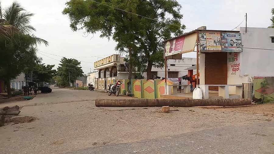 ಹಗರಿಬೊಮ್ಮನಹಳ್ಳಿ ತಾಲ್ಲೂಕಿನ ತಂಬ್ರಹಳ್ಳಿ ಗ್ರಾಮ ಸೀಲ್‌ಡೌನ್‌ ಮಾಡಲಾಗಿದ್ದು, ಗ್ರಾಮದ ರಸ್ತೆಗೆ ಅಡ್ಡಲಾಗಿ ಮರದ ದಿಮ್ಮಿ ಇಡಲಾಗಿದೆ