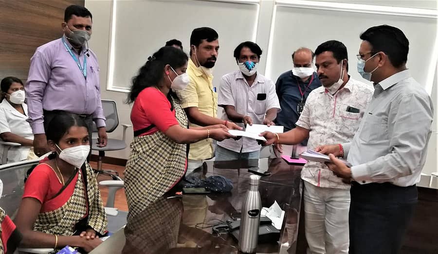 ಸ್ಟೌವ್ಕ್ರಾಫ್ಟ್ ಕಂಪನಿ ಮಾಲಿಕ ರಾಜೇಂದ್ರ ಜೆ.ಗಾಂಧಿ ಆಶಾ ಮತ್ತು ಅಂಗನವಾಡಿ ಕಾರ್ಯಕರ್ತೆಯರಿಗೆ ಚೆಕ್ ವಿತರಣೆ ಮಾಡಿದರು