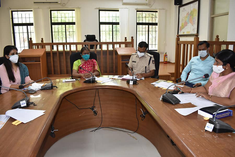 ಜಿಲ್ಲಾಧಿಕಾರಿ ಕಚೇರಿ ಸಭಾಂಗಣದಲ್ಲಿ ಮಂಗಳವಾರ ನಡೆದ ಜಿಲ್ಲಾ ಮಟ್ಟದ ಮರಳು ಮೇಲ್ವಿಚಾರಣಾ ಸಮಿತಿ ಸಭೆಯಲ್ಲಿ ಜಿಲ್ಲಾಧಿಕಾರಿ ಡಾ. ರಾಗಪ್ರಿಯಾ, ಜಿಪಂ ಸಿಇಒ ಶಿಲ್ಪಾ ಶರ್ಮಾ ಇದ್ದರು