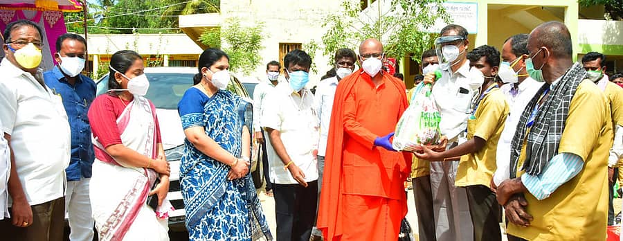 ಚಿತ್ರದುರ್ಗದಲ್ಲಿ ಬುಧವಾರ ಸಂಸದ ಎ. ನಾರಾಯಣಸ್ವಾಮಿ ಆಯೋಜಿಸಿದ್ದ ಕಾರ್ಯಕ್ರಮದಲ್ಲಿ ಬಸವಮೂರ್ತಿ ಮಾದಾರ ಚನ್ನಯ್ಯ ಸ್ವಾಮೀಜಿ ಪೌರಕಾರ್ಮಿಕರಿಗೆ ಆಹಾರ ಸಾಮಗ್ರಿ ಕಿಟ್ ವಿತರಿಸಿದರು. ಜಿಲ್ಲಾಧಿಕಾರಿ ಕವಿತಾ ಎಸ್. ಮನ್ನಿಕೇರಿ, ಸಿಇಒ ಡಾ.ಕೆ.ನಂದಿನಿದೇವಿ ಇದ್ದರು.