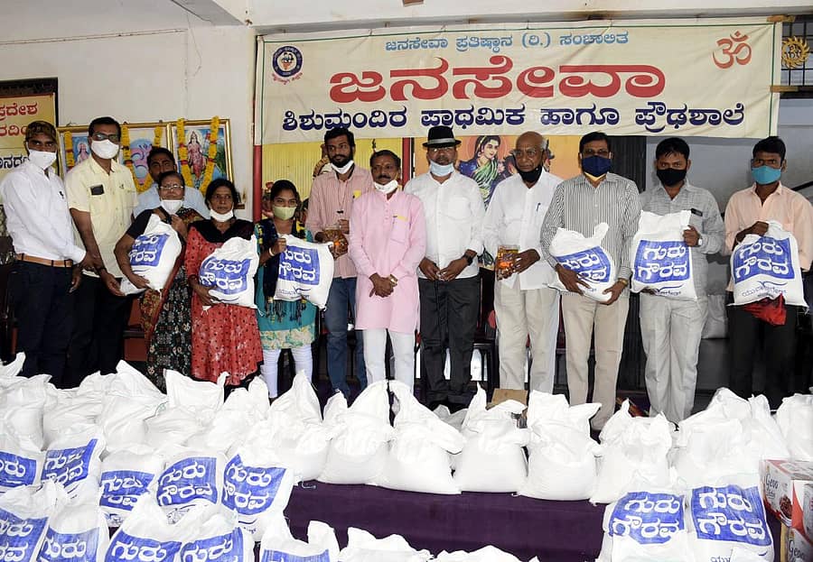 ಬೀದರ್‌ನ ಜನಸೇವಾ ಶಾಲೆಯಲ್ಲಿ ಬೆಂಗಳೂರಿನ ಯುವ ಬ್ರಿಗೇಡ್ ವತಿಯಿಂದ ಖಾಸಗಿ ಶಾಲಾ ಶಿಕ್ಷಕರಿಗೆ ಆಹಾರಧಾನ್ಯ ಕಿಟ್ ವಿತರಿಸಲಾಯಿತು