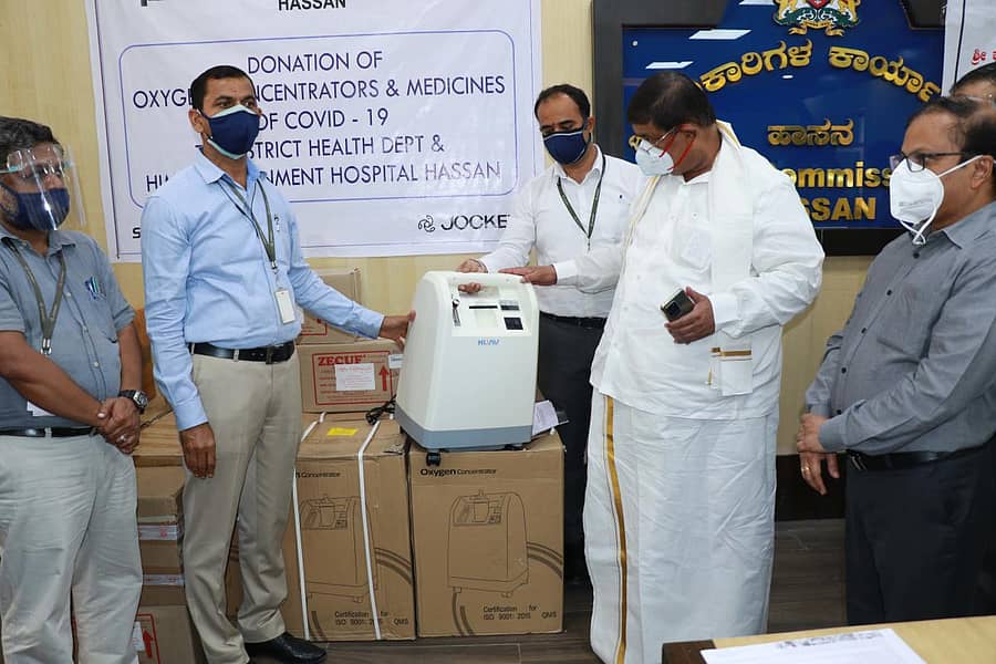 ಹಾಸನದ ಕೈಗಾರಿಕಾ ಪ್ರದೇಶದಲ್ಲಿರುವ ಪೇಜ್ ಇಂಡಸ್ಟ್ರಿಸ್ ಲಿಮಿಟೆಡ್ ಜಾಕಿ ಸಂಸ್ಥೆ ಸಹಾಯಕ ವ್ಯವಸ್ಥಾಪಕ ಬಿ.ಆರ್.ಗಿರೀಶ್ ಅವರು ₹10ಲಕ್ಷ ವೆಚ್ಚದ ಆಮ್ಲಜನಕ ಸಾಂದ್ರಕ ಮತ್ತು ಕೋವಿಡ್ ಔಷಧಿ ಸಾಮಗ್ರಿಗಳನ್ನು ಉಸ್ತುವಾರಿ ಸಚಿವ ಕೆ.ಗೋಪಾಲಯ್ಯ ಅವರಿಗೆ ಹಸ್ತಾಂತರಿಸಿದರು.