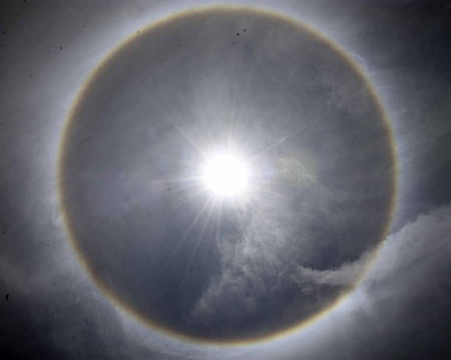 ಬೀದರ್ನಲ್ಲಿ ಬುಧವಾರ ಆಗಸದಲ್ಲಿ ಸೂರ್ಯನ ಸುತ್ತಲೂ ಉಂಗುರದ ಆಕಾರದಲ್ಲಿ ಕಂಡು ಬಂದ ಕಾಮನಬಿಲ್ಲು