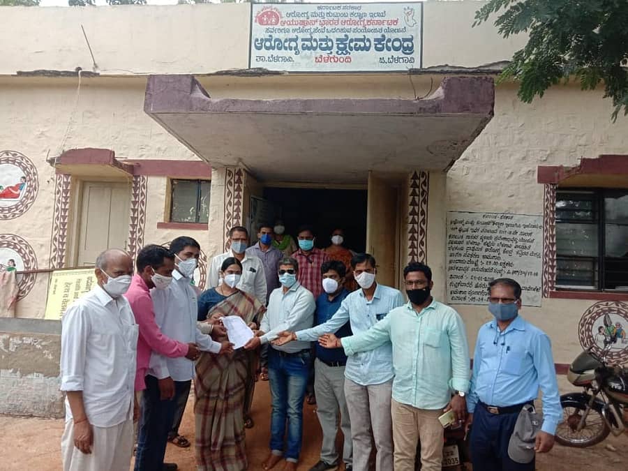 ಬೆಳಗಾವಿ ತಾಲ್ಲೂಕಿನ ಬೆಳಗುಂದಿ ಪ್ರಾಥಮಿಕ ಆರೋಗ್ಯ ಕೇಂದ್ರದ ಸಮಸ್ಯೆಗಳನ್ನು ಪರಿಹರಿಸುವಂತೆ ಗ್ರಾಮಸ್ಥರು ಶಾಸಕಿ ಲಕ್ಷ್ಮಿ ಹೆಬ್ಬಾಳಕರ ಅವರಿಗೆ ಬುಧವಾರ ಮನವಿ ಸಲ್ಲಿಸಿದರು