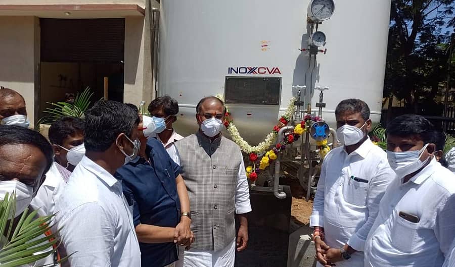 ಜಿಲ್ಲಾ ಉಸ್ತುವಾರಿ ಸಚಿವ ಅರವಿಂದ ಲಿಂಬಾವಳಿ ಕೋಲಾರದ ಎಸ್ಎನ್ಆರ್ ಆಸ್ಪತ್ರೆಯಲ್ಲಿ ಬುಧವಾರ ವೈದ್ಯಕೀಯ ಆಮ್ಲಜನಕ ಘಟಕಕ್ಕೆ ಚಾಲನೆ ನೀಡಿದರು.