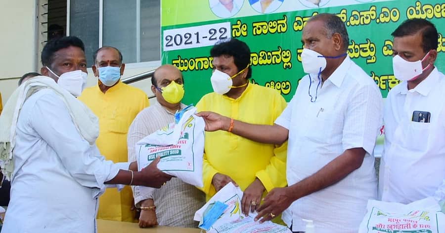 ರಾಷ್ಟ್ರೀಯ ಆಹಾರ ಭದ್ರತಾ ಯೋಜನೆಯಡಿ ಹಾವೇರಿಯಲ್ಲಿ ಬುಧವಾರ ರೈತರಿಗೆ ಉಚಿತವಾಗಿ ಬಿತ್ತನೆ ಬೀಜದ ಕಿರು ಚೀಲವನ್ನು ಕೃಷಿ ಸಚಿವ ಬಿ.ಸಿ.ಪಾಟೀಲ ವಿತರಿಸಿದರು. ಗೃಹ ಸಚಿವ ಬಸವರಾಜ ಬೊಮ್ಮಾಯಿ, ಶಾಸಕ ನೆಹರು ಓಲೇಕಾರ ಇದ್ದಾರೆ