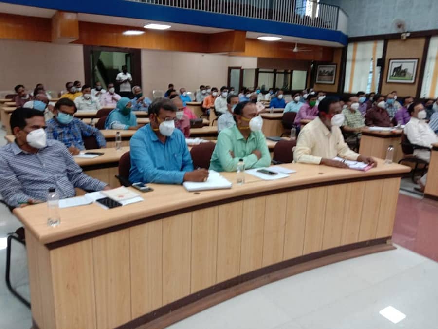 ವಿಜಯಪುರ ಜಿಲ್ಲಾ ಪಂಚಾಯ್ತಿ ಸಭಾಂಗಣದಲ್ಲಿ ಬುಧವಾರ ನಡೆದ ಸಭೆಯಲ್ಲಿ ಖಾಸಗಿ ಆಸ್ಪತ್ರೆ ಮುಖ್ಯಸ್ಥರು, ವೈದ್ಯಾಧಿಕಾರಿಗಳು, ಚಿಕ್ಕ ಮಕ್ಕಳ ತಜ್ಞರು, ವೈದ್ಯರು, ಐಎಂಎ ಪದಾಧಿಕಾರಿಗಳು ಪಾಲ್ಗೊಂಡಿದ್ದರು