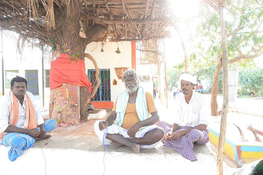 ಚಿತ್ರದುರ್ಗ ಜಿಲ್ಲೆಯ ಮೊಳಕಾಲ್ಮುರು ತಾಲ್ಲೂಕಿನ ಮುತ್ತಿಗೇರಹಳ್ಳಿ ಮ್ಯಾಸರಹಟ್ಟಿಯ ಜನರು ಕೊರೊನಮ್ಮ ದೇವಿಗೆ ಪೂಜೆ ಸಲ್ಲಿಸಿ ಕಟ್ಟೆಯ ಸುತ್ತ ಕುಳಿತಿದ್ದಾರೆ. ಚಿತ್ರ– ಸತೀಶ ಬಡಿಗೇರ