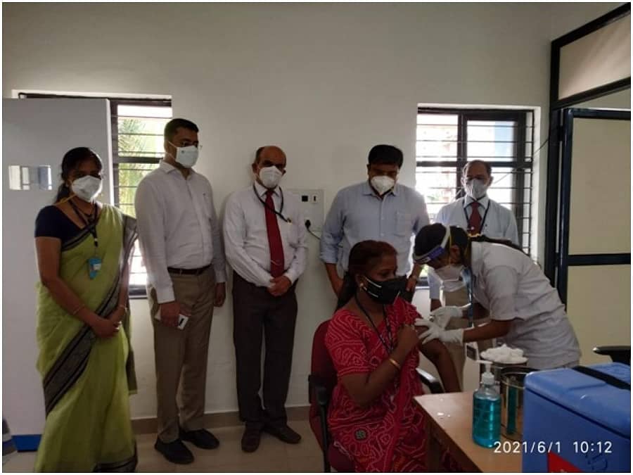 ಮಂಗಳೂರಿನಲ್ಲಿ ಬುಧವಾರ ಕೆನರಾ ಬ್ಯಾಂಕ್‌ ಸಿಬ್ಬಂದಿಗೆ ಜಿಲ್ಲಾಡಳಿತದ ಆದ್ಯತೆಯಲ್ಲಿ ಕೋವಿಡ್‌ ಲಸಿಕೆ ಹಾಕುವ ಪ್ರಕ್ರಿಯೆಗೆ ಚಾಲನೆ ನೀಡಿತು.