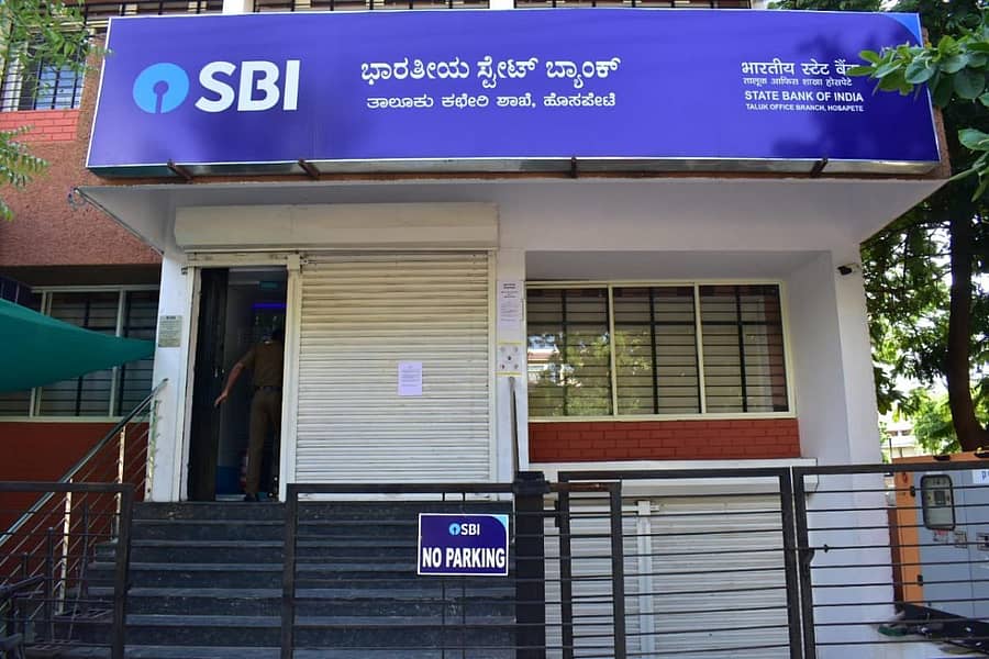 ಹೊಸಪೇಟೆಯ ಬಸ್ ನಿಲ್ದಾಣ ಸಮೀಪದಲ್ಲಿನ ಭಾರತೀಯ ಸ್ಟೇಟ್ ಬ್ಯಾಂಕಿನ ಶಾಖೆ ಬುಧವಾರ ಬಾಗಿಲು ಮುಚ್ಚಿತ್ತು–ಪ್ರಜಾವಾಣಿ ಚಿತ್ರ