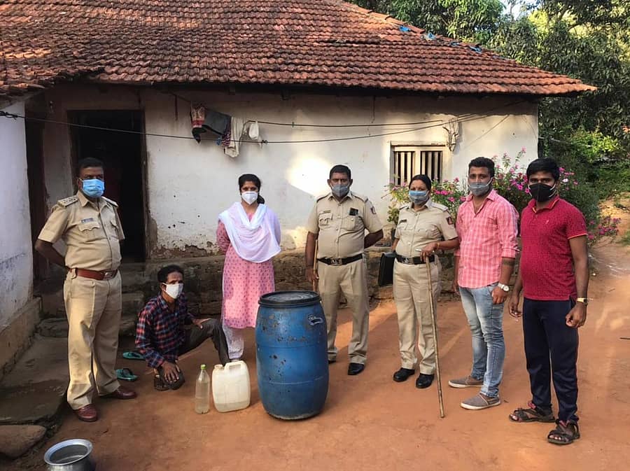 ಸೋಮವಾರಪೇಟೆ ತಾಲ್ಲೂಕಿನ ಗೌಡಳ್ಳಿ ಗ್ರಾಮದಲ್ಲಿ ಕಳ್ಳಬಟ್ಟಿ ಸಂಗ್ರಹಿಸಿದ್ದ ವ್ಯಕ್ತಿಯನ್ನು ಅಬಕಾರಿ ಪೋಲಿಸರು ಬಂಧಿಸಿದರು