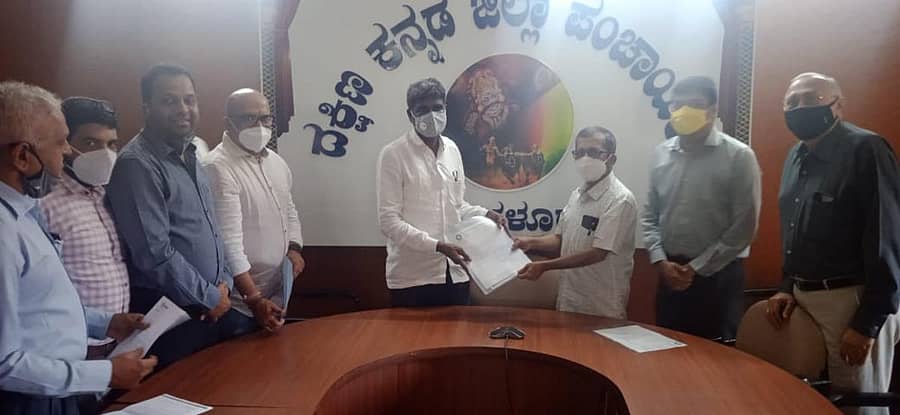 ಕೆಸಿಸಿಐ ಹಾಗೂ ಅಟೊಮೊಬೈಲ್ ಡೀಲರ್ ಸಂಘದಿಂದ ಸಚಿವ ಕೋಟ ಶ್ರೀನಿವಾಸ ಪೂಜಾರಿ ಅವರಿಗೆ ಮನವಿ ಸಲ್ಲಿಸಲಾಯಿತು.