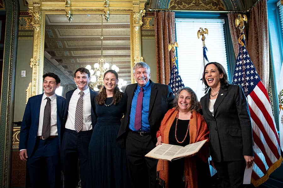 ಅಮೆರಿಕದ ವಿಜ್ಞಾನ ಮತ್ತು ತಂತ್ರಜ್ಞಾನ ನೀತಿ ಕಚೇರಿ ನಿರ್ದೇಶಕರಾಗಿ ಡಾ. ಎರಿಕ್ ಲ್ಯಾಂಡರ್ (ಎಡದಿಂದ ನಾಲ್ಕನೆಯವರು) ಬುಧವಾರ ಅಧಿಕಾರ ಸ್ವೀಕರಿಸಿದರು.