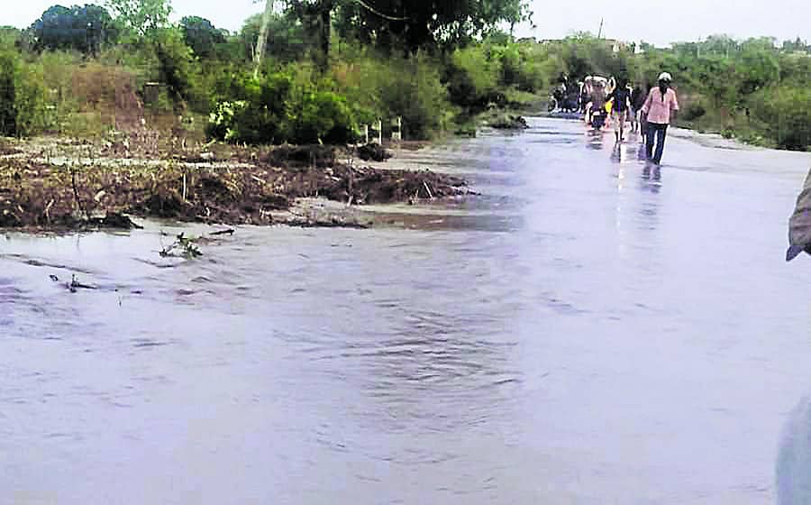 ಔರಾದ್ ತಾಲ್ಲೂಕಿನ ಬೆಳಕುಣಿ ಬಳಿಯ ಸೇತುವೆ ಮೇಲೆ ನೀರು ಹರಿಯಿತು