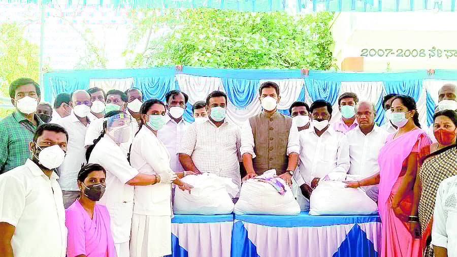 ಹೊಸಕೋಟೆ ತಾಲ್ಲೂಕಿನ ಕುಂಬಳಹಳ್ಳಿ ಗ್ರಾಮ ಪಂಚಾಯಿತಿ ವ್ಯಾಪ್ತಿಯ ಫ್ರಂಟ್ಲೈನ್ ವಾರಿಯರ್ಸ್ಗೆ ಶಾಸಕ ಶರತ್ ಬಚ್ಚೇಗೌಡ ದಿನಸಿ ಕಿಟ್ ವಿತರಿಸಿದರು