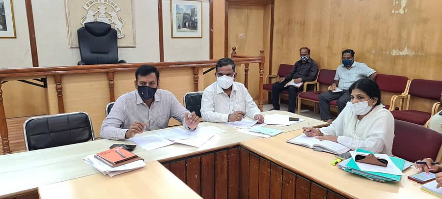 ರಾಯಚೂರು ಜಿಲ್ಲಾಧಿಕಾರಿ ಆರ್.ವೆಂಕಟೇಶಕುಮಾರ್ ಅವರು ಲಸಿಕೆ ನೀಡುವುದಕ್ಕೆ ಸಂಬಂಧಿಸಿದಂತೆ ಬುಧವಾರ ವಿವಿಧ ಇಲಾಖೆಗಳ ಅಧಿಕಾರಿಗಳ ಸಭೆ ನಡೆಸಿದರು