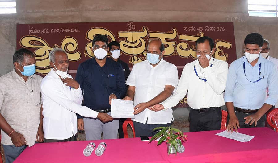 ವಿಶ್ವಕರ್ಮ ಸಮುದಾಯ ಭವನಕ್ಕೆ ಶ್ರೀ ಕ್ಷೇತ್ರ ಧರ್ಮಸ್ಥಳ ಗ್ರಾಮಾಭಿವೃದ್ಧಿ ಯೋಜನೆ ವತಿಯಿಂದ ಒದಗಿಸಲಿರುವ ರೂ. 5 ಲಕ್ಷ ಅನುದಾನದ ಮಂಜೂರಾತಿ ಪತ್ರವನ್ನು ಶಾಸಕ ಬಂಡೆಪ್ಪ ಕಾಶೆಂಪೂರ್ ಅವರು ಬೀದರ್ನಲ್ಲಿ ಶ್ರೀ ವಿಶ್ವಕರ್ಮ ಧರ್ಮವರ್ಧಿನಿ ಸಂಘದ ಅಧ್ಯಕ್ಷ ಶ್ರೀನಿವಾಸ ವಿಶ್ವಕರ್ಮ ಅವರಿಗೆ ಹಸ್ತಾಂತರಿಸಿದರು