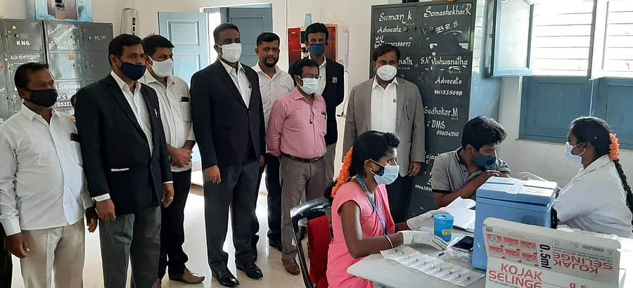 ಆರೋಗ್ಯ ಇಲಾಖೆಯಿಂದ ಕೋಲಾರದಲ್ಲಿ ಗುರುವಾರ ವಕೀಲರು ಮತ್ತು ಅವರ ಕುಟುಂಬ ಸದಸ್ಯರಿಗೆ ಕೋವಿಡ್ ಲಸಿಕೆ ಹಾಕಲಾಯಿತು.