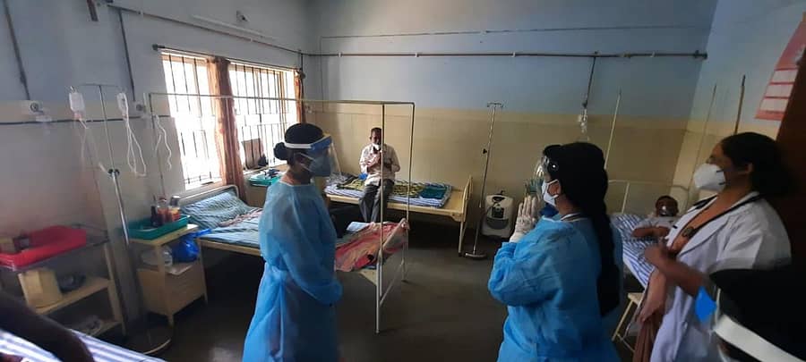 ಬೆಳಗಾವಿ ತಾಲ್ಲೂಕಿನ ಮೋದಗಾ ಗ್ರಾಮದ ನಿರ್ಮಲ ನಗರದ ಕೋವಿಡ್ ಆರೈಕೆ ಕೇಂದ್ರಕ್ಕೆ ಶಾಸಕಿ ಲಕ್ಷ್ಮಿ ಹೆಬ್ಬಾಳಕರ ಗುರುವಾರ ಭೇಟಿ ನೀಡಿದರು