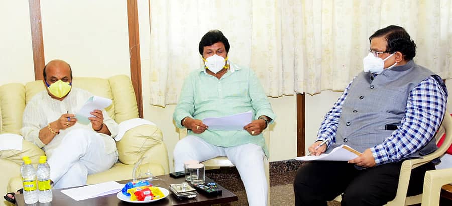 ಹಾವೇರಿ ನಗರದ ಪ್ರವಾಸಿ ಮಂದಿರದಲ್ಲಿ ಗುರುವಾರ ಜಿಲ್ಲಾ ಉಸ್ತುವಾರಿ ಸಚಿವ ಬಸವರಾಜ ಬೊಮ್ಮಾಯಿ ಅಧಿಕಾರಿಗಳ ಸಭೆ ನಡೆಸಿದರು. ಕೃಷಿ ಸಚಿವ ಬಿ.ಸಿ.ಪಾಟೀಲ, ಜಿಲ್ಲಾಧಿಕಾರಿ ಸಂಜಯ ಶೆಟ್ಟೆಣ್ಣವರ ಇದ್ದಾರೆ