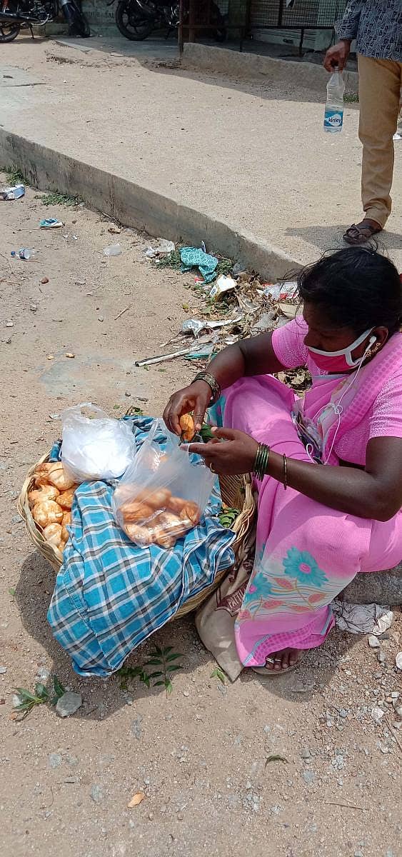 ಮುಳಬಾಗಿಲು ನಗರದಲ್ಲಿ ಪಲಮನೇರು ಮಹಿಳೆಯೊಬ್ಬರು ಮಾರಾಟ ಮಾಡುತ್ತಿರುವ ಥಾಟ್ನಿಂಗ್(ತಾಳೆ ಕಾಯಿ)