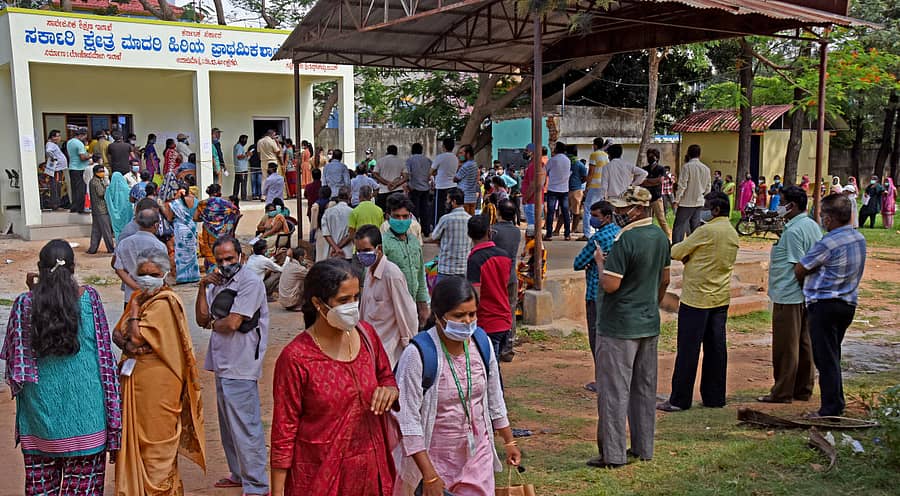 ನೆಲಮಂಗಲದ ಸರ್ಕಾರಿ ಕ್ಷೇತ್ರ ಮಾದರಿ ಹಿರಿಯ ಪ್ರಾಥಮಿಕ ಶಾಲೆಯ ಆವರಣದಲ್ಲಿ ಕೋವಿಡ್ ಲಸಿಕೆಗಾಗಿ ಅಂತರವಿಲ್ಲದೆ ನೂರಾರು ಜನ ನಿಂತಿರುವ ದೃಶ್ಯ - ಪ್ರಜಾವಾಣಿ ಚಿತ್ರ/ಎಂ.ಎಸ್.ಮಂಜುನಾಥ್