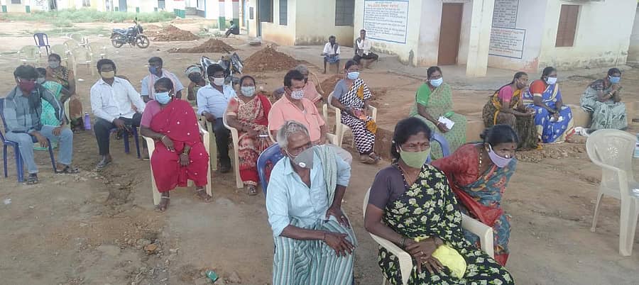 ಕೋಲಾರ ಜಿಲ್ಲೆ ಮಾಲೂರು ತಾಲ್ಲೂಕಿನ ಲಕ್ಕೂರು ಗ್ರಾಮದಲ್ಲಿ ಜನರು ಕೋವಿಡ್ ಲಸಿಕೆಗಾಗಿ ಆಸ್ಪತ್ರೆ ಎದುರು ಕಾದು ಕುಳಿತಿರುವುದು