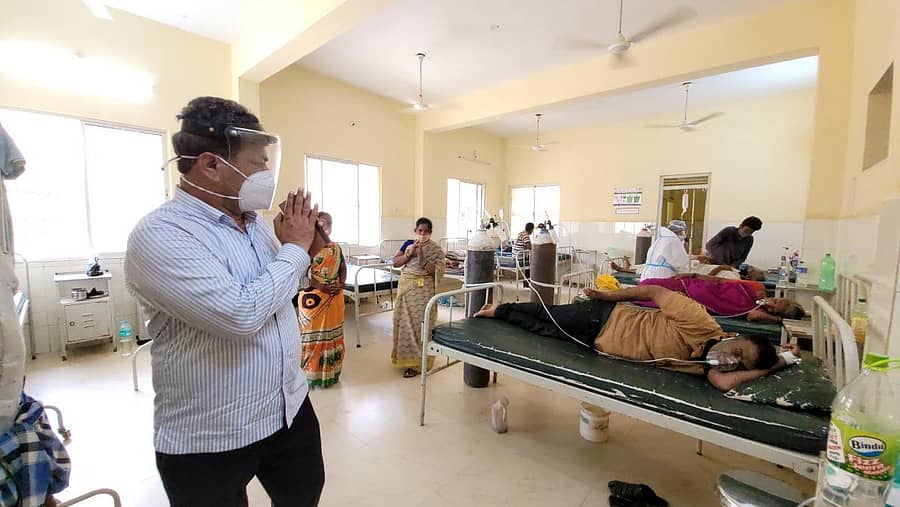 ಹೊನ್ನಾಳಿ ನಗರದ ಸಾರ್ವಜನಿಕ ಆಸ್ಪತ್ರೆಗೆ ಭೇಟಿ ನೀಡಿದ ರೇಣುಕಾಚಾರ್ಯ ಸೋಂಕಿತರ ಆರೋಗ್ಯ ವಿಚಾರಿಸಿದರು