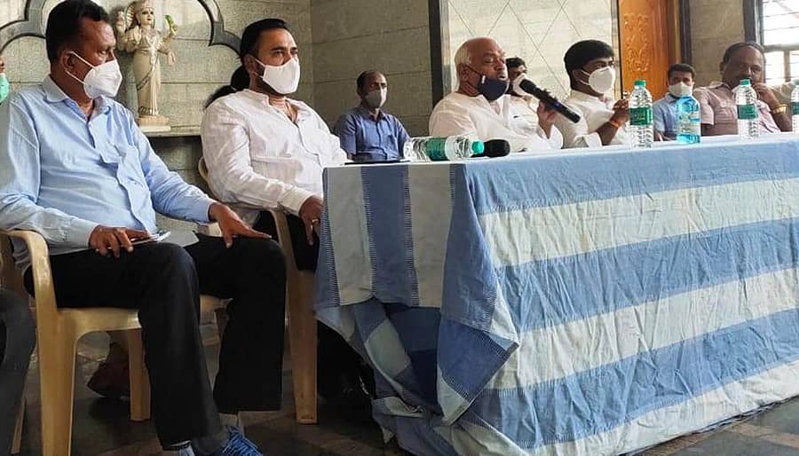 ಶ್ರೀನಿವಾಸಪುರದಲ್ಲಿ ಗುರುವಾರ ಕೋವಿಡ್ ನಿಯಂತ್ರಣ ಕುರಿತು ಏರ್ಪಡಿಸಿದ್ದ ವಿವಿಧ ಇಲಾಖೆಯ ಅಧಿಕಾರಿಗಳ ಸಭೆಯಲ್ಲಿ ಶಾಸಕ ಕೆ.ಆರ್. ರಮೇಶ್ ಕುಮಾರ್ ಮಾತನಾಡಿದರು