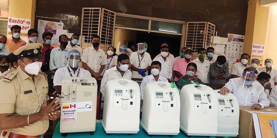 ಜಗಳೂರಿನಲ್ಲಿ ಶಾಸಕ ಎಸ್.ವಿ. ರಾಮಚಂದ್ರ ಅವರು ಧರ್ಮಸ್ಥಳ ಗ್ರಾಮಾಭಿವೃದ್ಧಿ ಸಂಘ ಹಾಗೂ ಪೊಲೀಸ್ ಇಲಾಖೆಯಿಂದ ನೀಡಲಾದ ಆಮ್ಲಜನಕದ ಸಾಂದ್ರಕಗಳನ್ನು ಸಾರ್ವಜನಿಕ ಆಸ್ಪತ್ರೆಗೆ ಹಸ್ತಾಂತರಿಸಿದರು