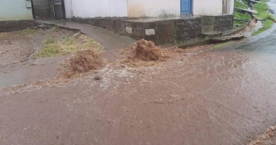 ಕೂಡುಮಂಗಳೂರು ಹಾರಂಗಿಗೆ ಹೋಗುವ ರಸ್ತೆ ಬದಿಯ ಚರಂಡಿಯಲ್ಲಿ ಮಳೆ ನೀರು ಉಕ್ಕಿ ಹರಿಯಿತು