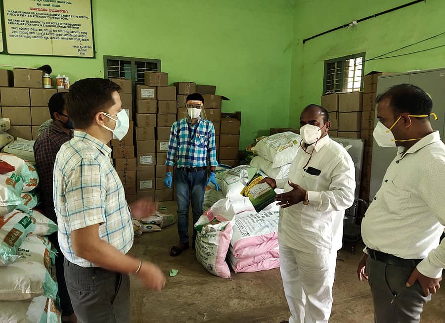 ಹರಿಹರ ರೈತ ಸಂಪರ್ಕ ಕೇಂದ್ರಕ್ಕೆ ಗುರುವಾರ ಶಾಸಕ ಎಸ್. ರಾಮಪ್ಪ ಭೇಟಿ ನೀಡಿ ಪರಿಶೀಲನೆ ನಡೆಸಿದರು