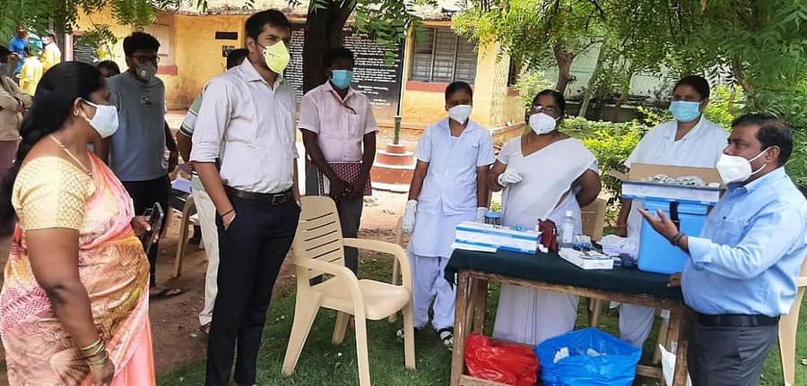 ಕನಕಗಿರಿ ಎಪಿಎಂಸಿ ಕಚೇರಿ ಆವರಣದಲ್ಲಿ ತೆರೆದಿರುವ ಕೊರೊನಾ ಲಸಿಕಾ ಕೇಂದ್ರಕ್ಕೆ ಶುಕ್ರವಾರ ಪ್ರೊಬೇಷನರಿ ಉಪ ವಿಭಾಗಾಧಿಕಾರಿ ರಜನೀಕಾಂತ ಅವರು ಭೇಟಿ ನೀಡಿ ಮಾಹಿತಿ ಪಡೆದುಕೊಂಡರು