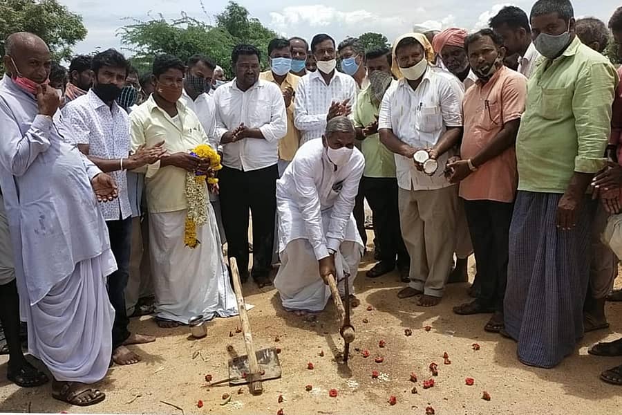ಹನುಮಸಾಗರ ಸಮೀಪದ ಅಡವಿಭಾವಿ ಗ್ರಾಮದಲ್ಲಿ ಶುಕ್ರವಾರ ಶಾಸಕ ಅಮರೇಗೌಡ ಬಯ್ಯಾಪೂರ ರಸ್ತೆ ಡಾಂಬರೀಕರಣ ಕಾಮಗಾರಿಗೆ ಭೂಮಿ ಪೂಜೆ ನೆರವೇರಿಸಿದರು