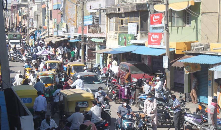 ಕೋಲಾರದ ಪ್ರಮುಖ ವಾಣಿಜ್ಯ ಸ್ಥಳ ಕಾಳಮ್ಮಗುಡಿ ರಸ್ತೆಯಲ್ಲಿ ಶುಕ್ರವಾರ ಕಂಡುಬಂದ ವಾಹನ ದಟ್ಟಣೆ.