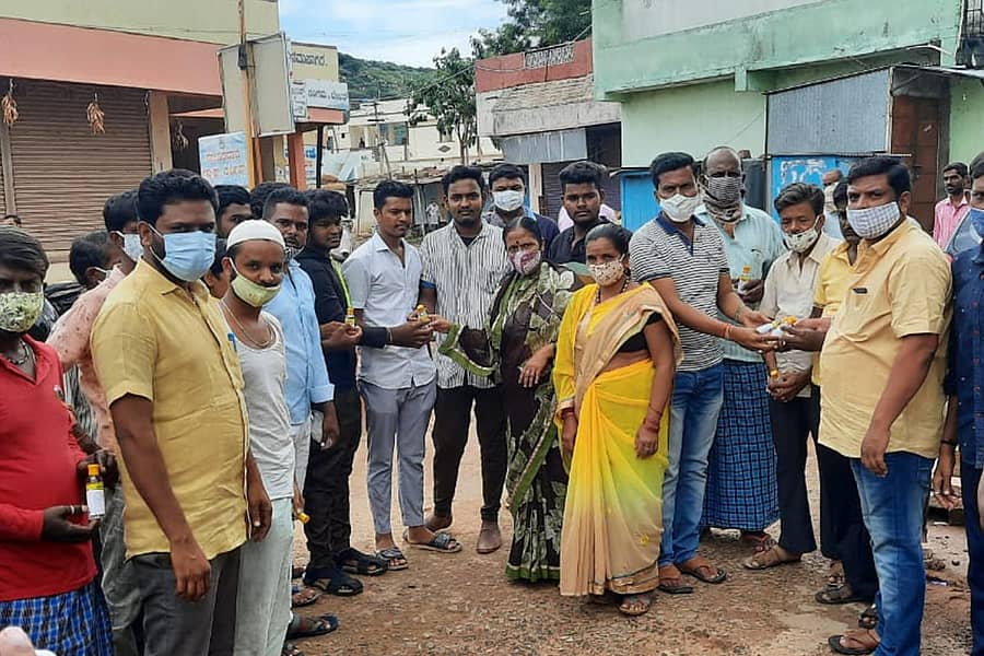 ಹನುಮಸಾಗರದಲ್ಲಿ ಶುಕ್ರವಾರ ಕಾಂಗ್ರೆಸ್ ಪಕ್ಷದ ವತಿಯಿಂದ ಸ್ಯಾನಿಟೈಸರ್ ಹಾಗೂ ಮಾಸ್ಕ್ ವಿತರಿಸಲಾಯಿತು