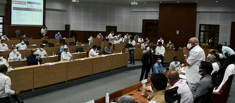 ಬೆಳಗಾವಿಯ ಸುವರ್ಣ ವಿಧಾನಸೌಧದಲ್ಲಿ ಶುಕ್ರವಾರ ನಡೆದ ಸಭೆಯಲ್ಲಿ ಮುಖ್ಯಮಂತ್ರಿ ಬಿ.ಎಸ್. ಯಡಿಯೂರಪ್ಪ ಅವರು ಭಾಗವಹಿಸಿದ್ದವರಿಗೆ ನಮಸ್ಕಾರ ಮಾಡಿದರುಪ್ರಜಾವಾಣಿ ಚಿತ್ರ