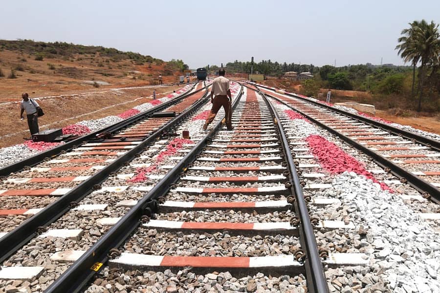 ಕೊಂಕಣ ರೈಲ್ವೆಯ ಹಳಿಯನ್ನು ನಿಗಮದ ಸಿಬ್ಬಂದಿ ಪರಿಶೀಲಿಸುತ್ತಿರುವುದು