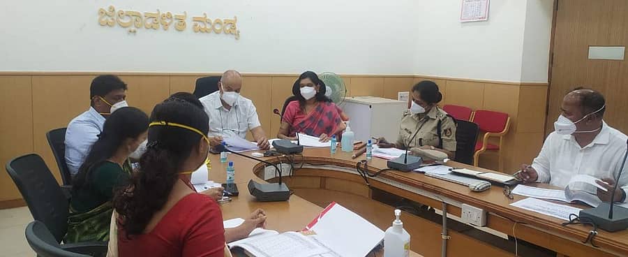 ಸರ್ಕಾರದ ಮುಖ್ಯ ಕಾರ್ಯದರ್ಶಿ ಪಿ.ರವಿಕುಮಾರ್ ಅವರು ಜಿಲ್ಲಾಧಿಕಾರಿ ಕಚೇರಿಗೆ ಭೇಟಿ ನೀಡಿ ಅಧಿಕಾರಿಗಳ ಸಭೆ ನಡೆಸಿದರು