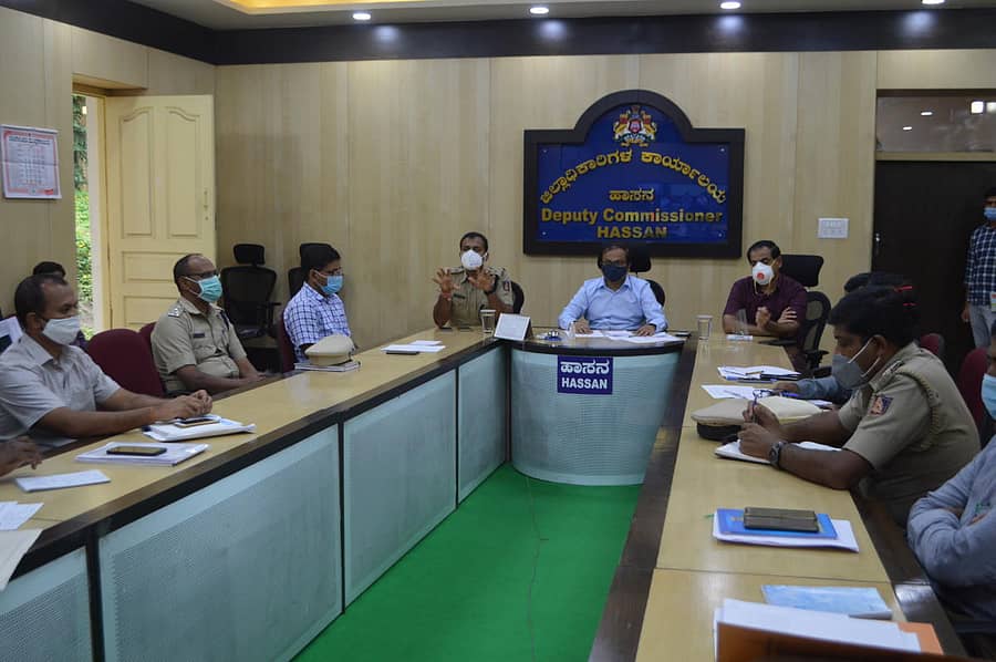 ಹಾಸನ ಜಿಲ್ಲಾಧಿಕಾರಿ ಆರ್.ಗಿರೀಶ್ ಅವರು ತಹಶೀಲ್ದಾರ್ ಮತ್ತು ಆರೋಗ್ಯ ಇಲಾಖೆ ಅಧಿಕಾರಿಗಳ ಜತೆ ಸಭೆ ನಡೆಸಿದರು.