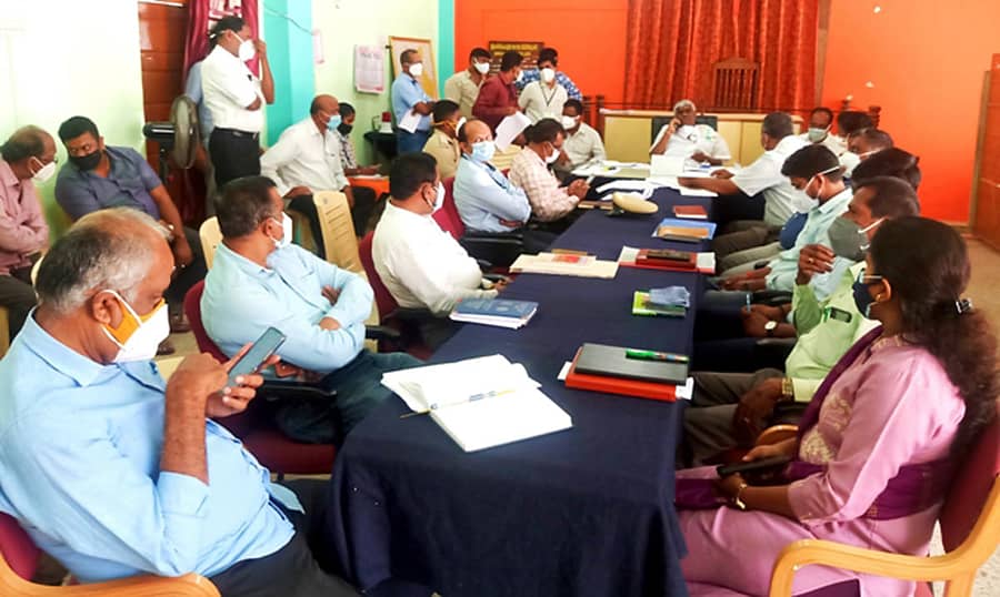ಹೊಳೆನರಸೀಪುರ ತಾಲ್ಲೂಕು ಕಚೇರಿಯಲ್ಲಿ ಕೊರೊನಾ ತಡೆ ಜಾಗೃತಿ ಕುರಿತು ಶಾಸಕ ಎಚ್.ಡಿ.ರೇವಣ್ಣ ಅವರುಅಧಿಕಾರಿಗಳೊಂದಿಗೆ ಸಭೆ ನಡೆಸಿದರು