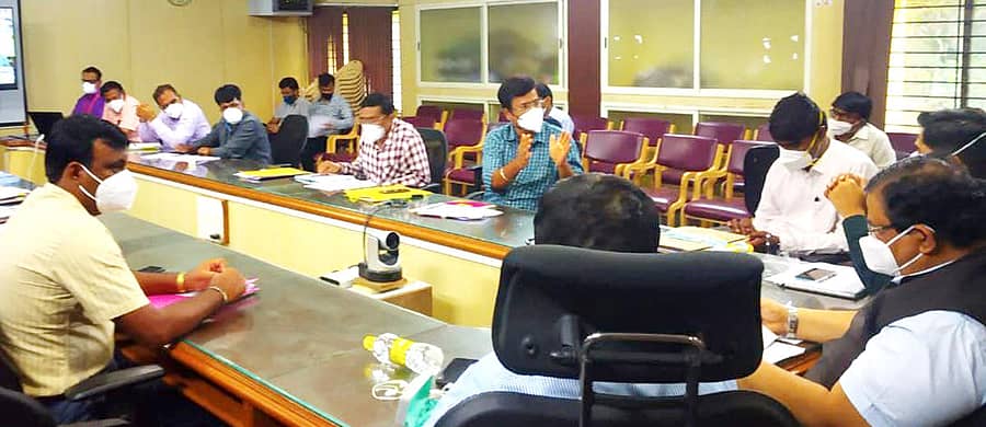 ಹಾವೇರಿ ಜಿಲ್ಲಾಡಳಿತ ಭವನದಲ್ಲಿ ಶುಕ್ರವಾರ ತಾಲ್ಲೂಕು ಅಧಿಕಾರಿಗಳೊಂದಿಗೆ ಜಿಲ್ಲಾಧಿಕಾರಿ ಸಂಜಯ ಶೆಟ್ಟೆಣ್ಣವರ ಅವರು ‘ವಿಡಿಯೊ ಸಂವಾದ’ ನಡೆಸಿದರು 