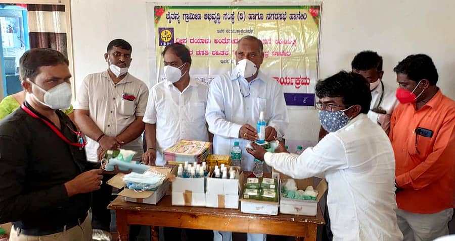 ಹಾವೇರಿಯ ಚೈತನ್ಯ ಗಾಮೀಣಾಭಿವೃದ್ದಿ ಸಂಸ್ಥೆ ಹಾಗೂ ನಗರಸಭೆ ವತಿಯಿಂದ ವಲಸಿಗರ ಕುಟುಂಬಗಳಿಗೆ ಕೋವಿಡ್ ನಿಯಂತ್ರಣ ಸಾಮಗ್ರಿ ಹಾಗೂ ಆಹಾರ ಕಿಟ್ಗಳನ್ನು ಶಾಸಕ ನೆಹರು ಓಲೇಕಾರ ವಿತರಿಸಿದರು