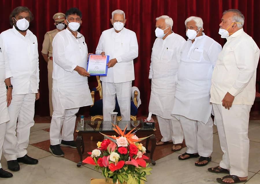 ಕೆಪಿಸಿಸಿ ಅಧ್ಯಕ್ಷ ಡಿ.ಕೆ. ಶಿವಕುಮಾರ್‌ ನೇತೃತ್ವದ ಕಾಂಗ್ರೆಸ್‌ ಮುಖಂಡರ ನಿಯೋಗ ರಾಜ್ಯಪಾಲ ವಜುಭಾಯಿ ವಾಲಾ ಅವರನ್ನು ಶುಕ್ರವಾರ ಭೇಟಿಮಾಡಿ ಮನವಿ ಸಲ್ಲಿಸಿತು.