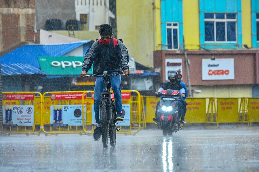 ಹುಬ್ಬಳ್ಳಿಯ ಕಿತ್ತೂರು ರಾಣಿ ಚನ್ನಮ್ಮ ವೃತ್ತದಲ್ಲಿ ಮಳೆಯಲ್ಲಿ ನೆಂದುಕೊಂಡು ಹೋದ ಜನ