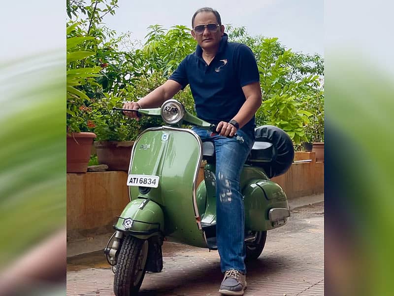 ಮಹಮ್ಮದ್ ಅಜರುದ್ದಿನ್ ಅವರು ತಮ್ಮ ಬಜಾಜ್ ಸ್ಕೂಟರ್ನೊಂದಿಗೆ (ಟ್ವಿಟರ್ ಚಿತ್ರ)