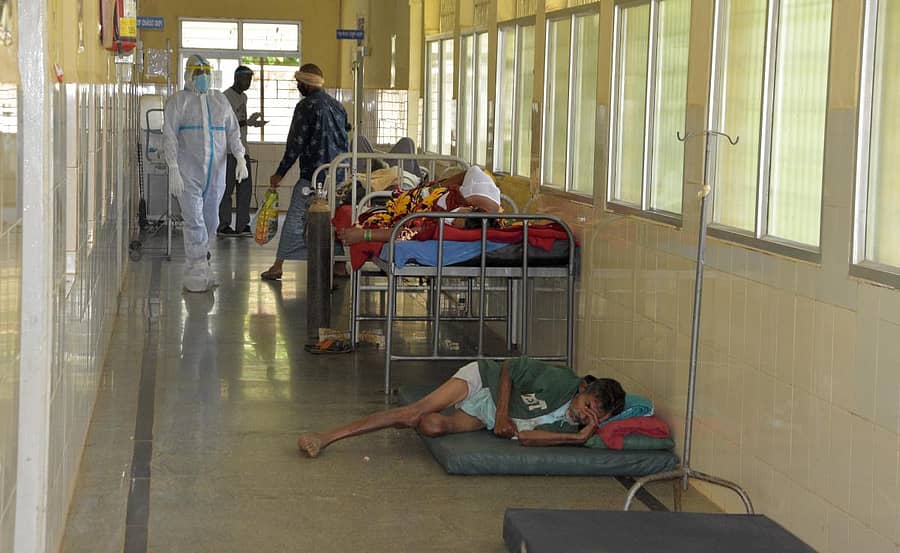 ಶಿಕಾರಿಪುರ ಸಾರ್ವಜನಿಕ ಆಸ್ಪತ್ರೆಯ ಕೋವಿಡ್ ಕೇಂದ್ರದಲ್ಲಿ ರೋಗಿಯನ್ನು ನೆಲದ ಮೇಲೆ ಮಲಗಿಸಿರುವುದು. ಚಿತ್ರ: ಶಿವಮೊಗ್ಗ ನಾಗರಾಜ್.