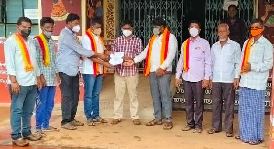 ರಟ್ಟೀಹಳ್ಳಿ ತಾಲ್ಲೂಕು ಕರ್ನಾಟಕ ರಕ್ಷಣಾ ವೇದಿಕೆ ಪದಾಧಿಕಾರಿಗಳು ಶುಕ್ರವಾರ ತಹಶೀಲ್ದಾರ್ಗೆ ಮನವಿ ಸಲ್ಲಿಸಿದರು