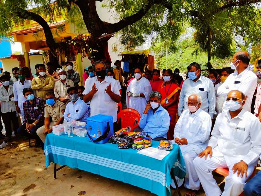 ವಡಗೇರಾ ಪಟ್ಟಣದ ಮಾರಿಕಾಂಬೆ ದೇವಸ್ಥಾನದ ಆವರಣದಲ್ಲಿಕೋವಿಡ್ ಲಸಿಕೆ ಅಭಿಯಾನಕ್ಕೆ ಶಾಸಕ ವೆಂಕಟರೆಡ್ಡಿಗೌಡ ಮುದ್ನಾಳ ಚಾಲನೆ ನೀಡಿ ಮಾತನಾಡಿದರು